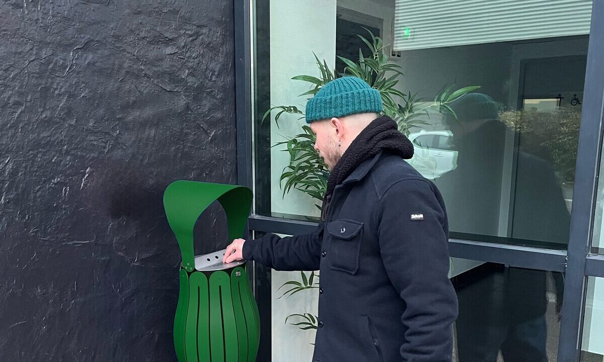 Un utilisateur dépose son mégot dans un cendrier Easy to Change