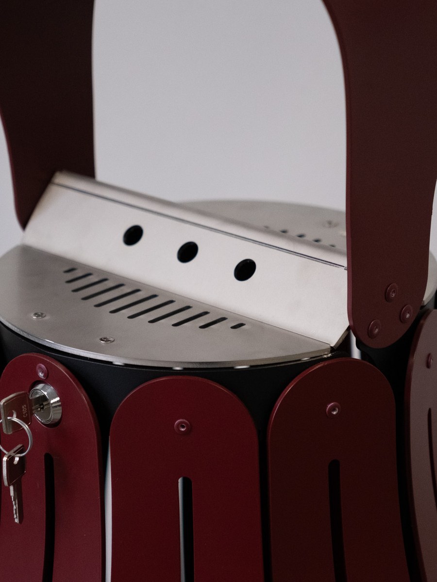 Cendrier Easy Premium Claret — détail coiffe métallique et serrure