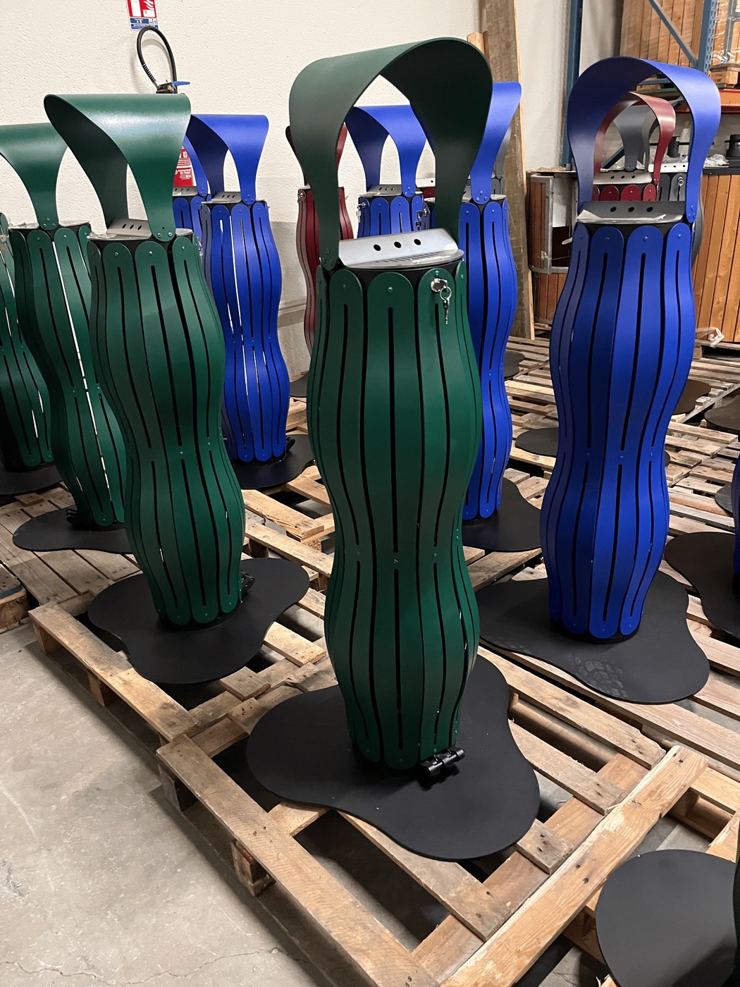 Des cendriers vert mousse align&eacute;s en stock dans l&rsquo;atelier, pr&ecirc;ts &agrave; partir