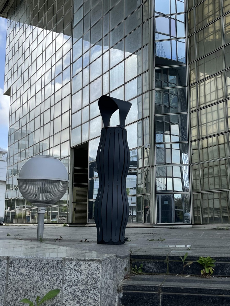Cendrier gris anthracite install&eacute; sur le parvis d&rsquo;un immeuble de bureaux