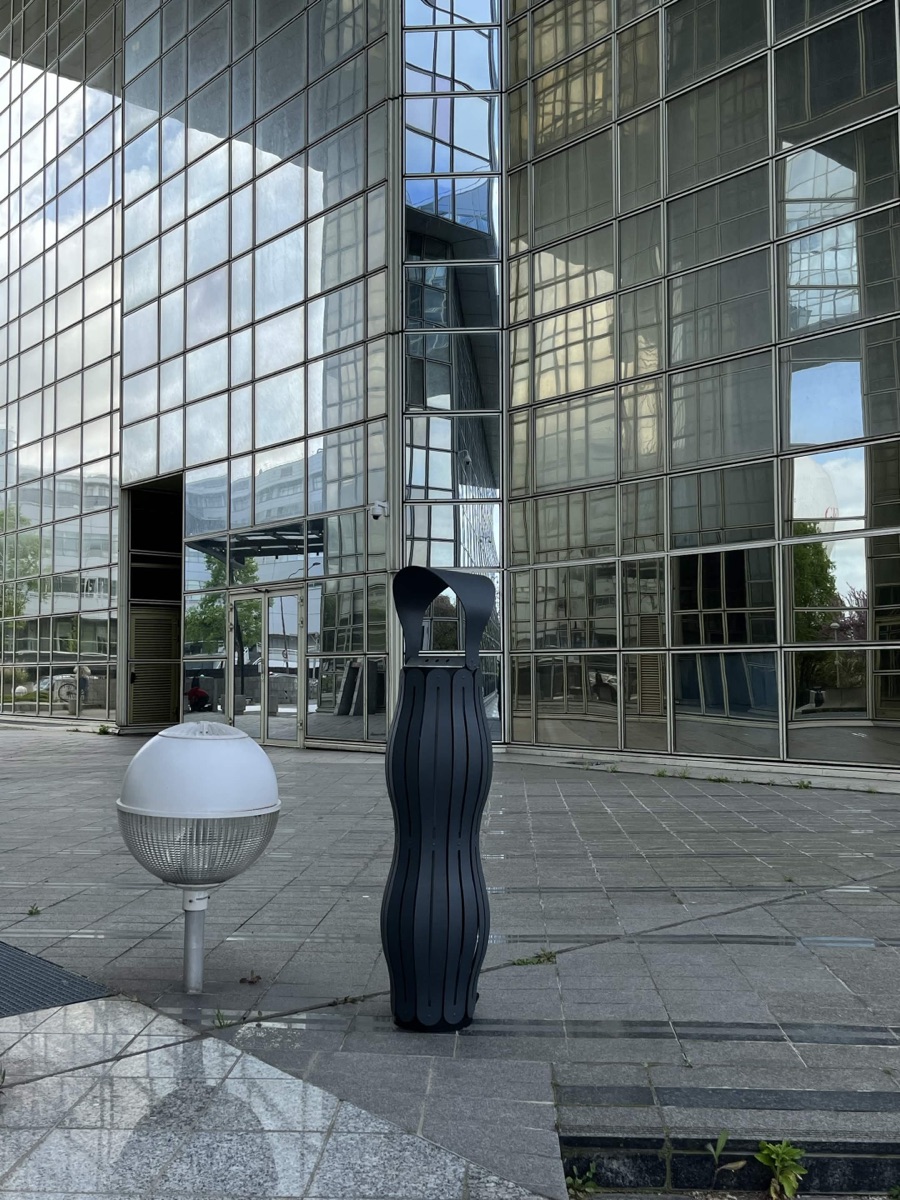 Cendrier install&eacute; au pied d&rsquo;une tour de bureaux