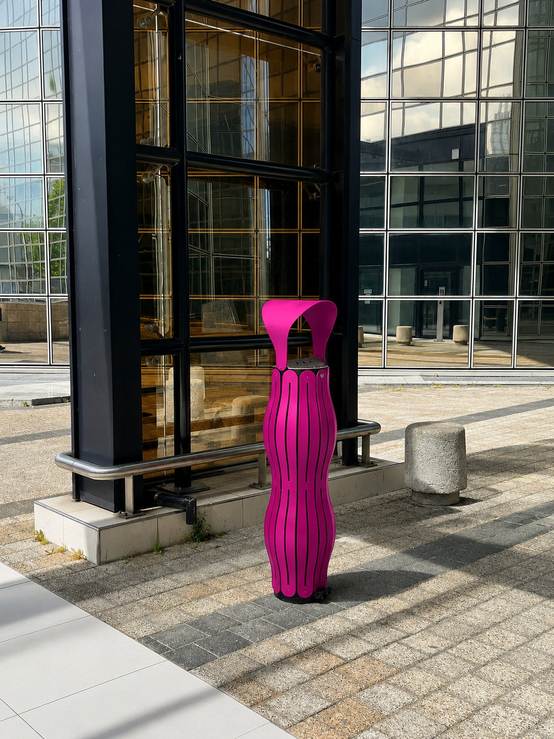 Cendrier peint en rose fuchsia au nuancier RAL, install&eacute; sur le parvis d&rsquo;une tour tertiaire