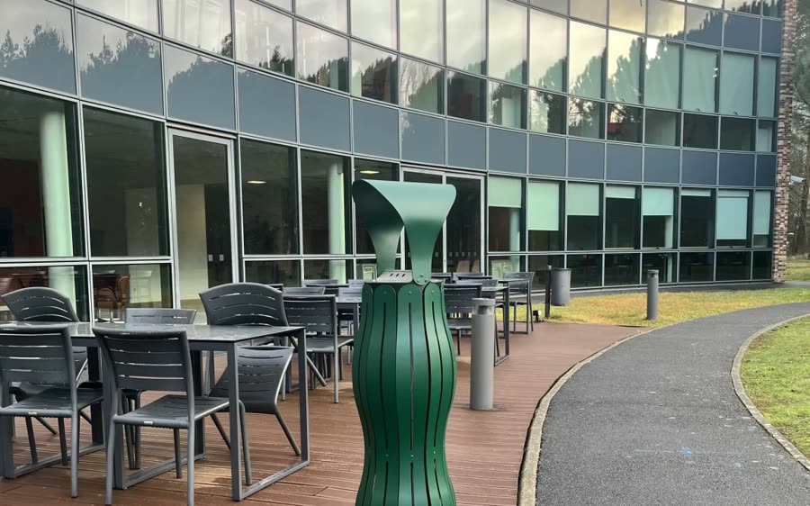 Cendrier vert devant le b&acirc;timent d&rsquo;un campus