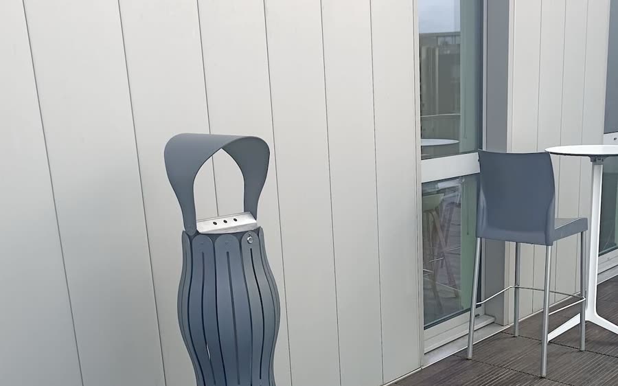 Cendrier anthracite sur une terrasse en bois, pr&egrave;s des mange-debout