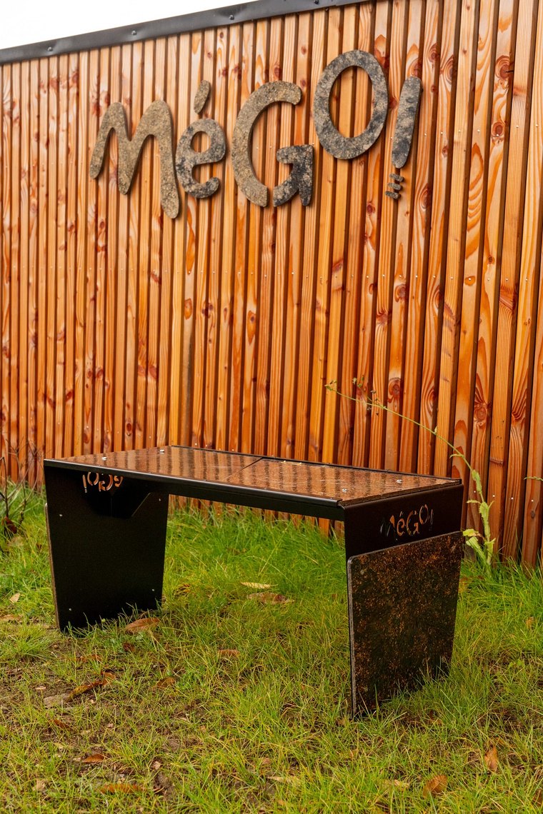 Un banc en Plastigo!, la mati&egrave;re issue des m&eacute;gots recycl&eacute;s, devant l&rsquo;usine M&eacute;GO!