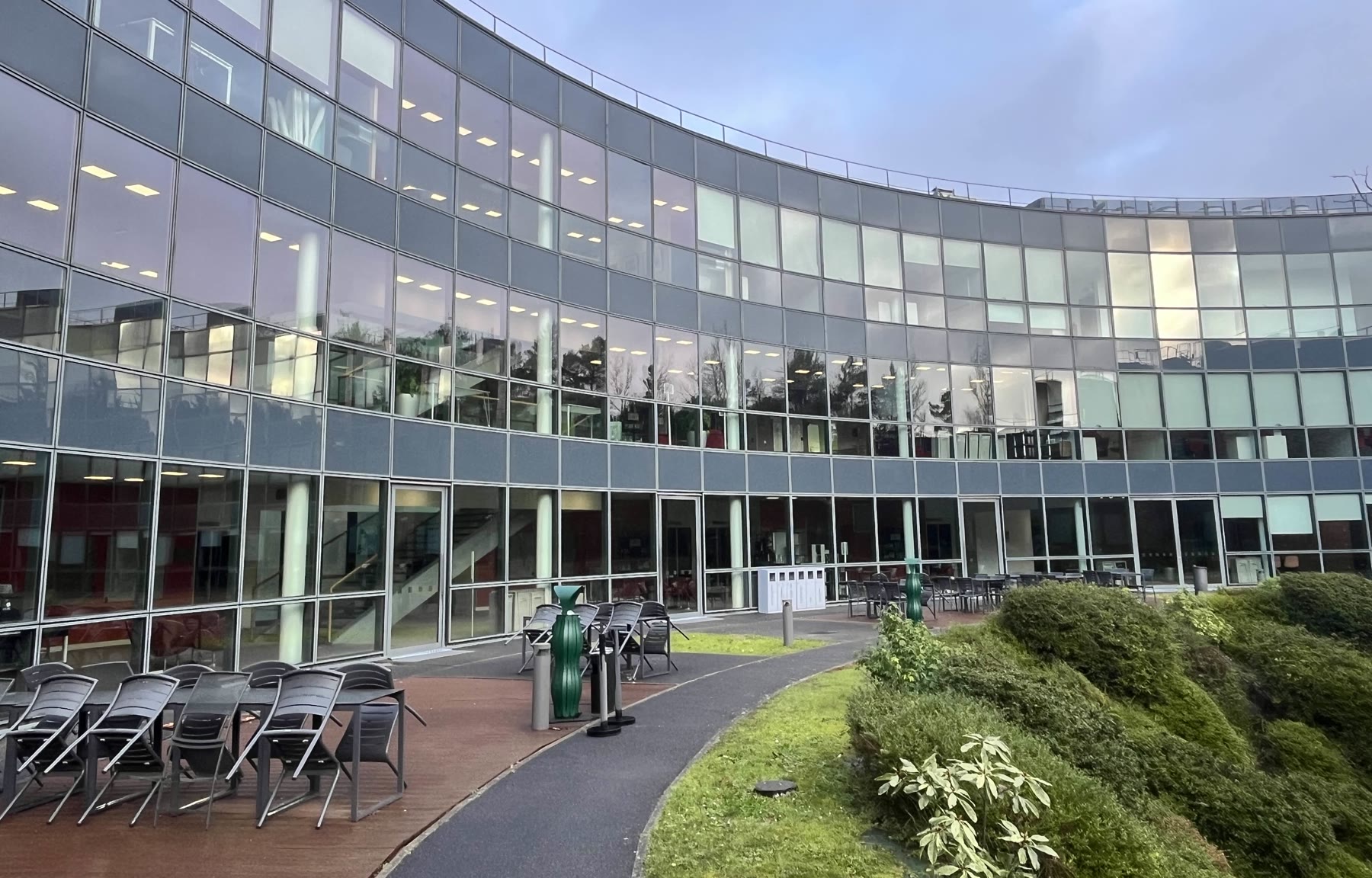 Cendriers install&eacute;s sur l&rsquo;all&eacute;e d&rsquo;un campus
