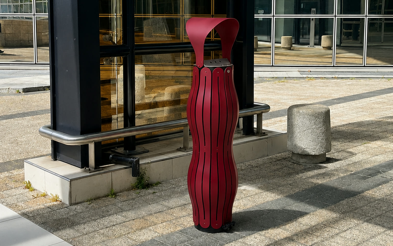 Cendrier rouge vigne install&eacute; sur le parvis d&rsquo;un immeuble de bureaux