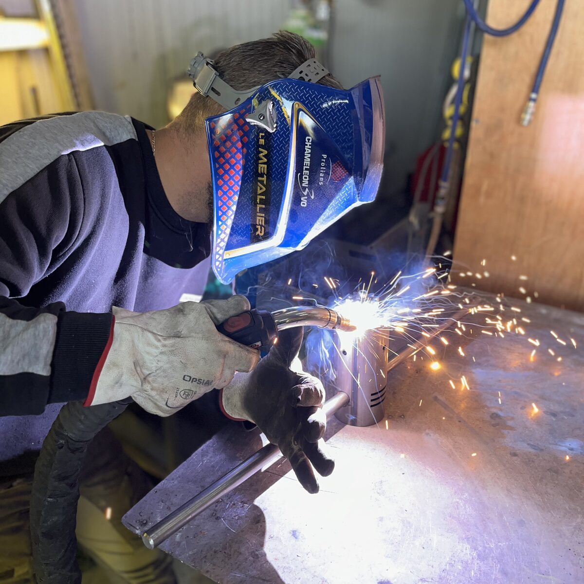 Meulage d'une pièce métallique pour un cendrier Easy Premium dans l'atelier de la Somme