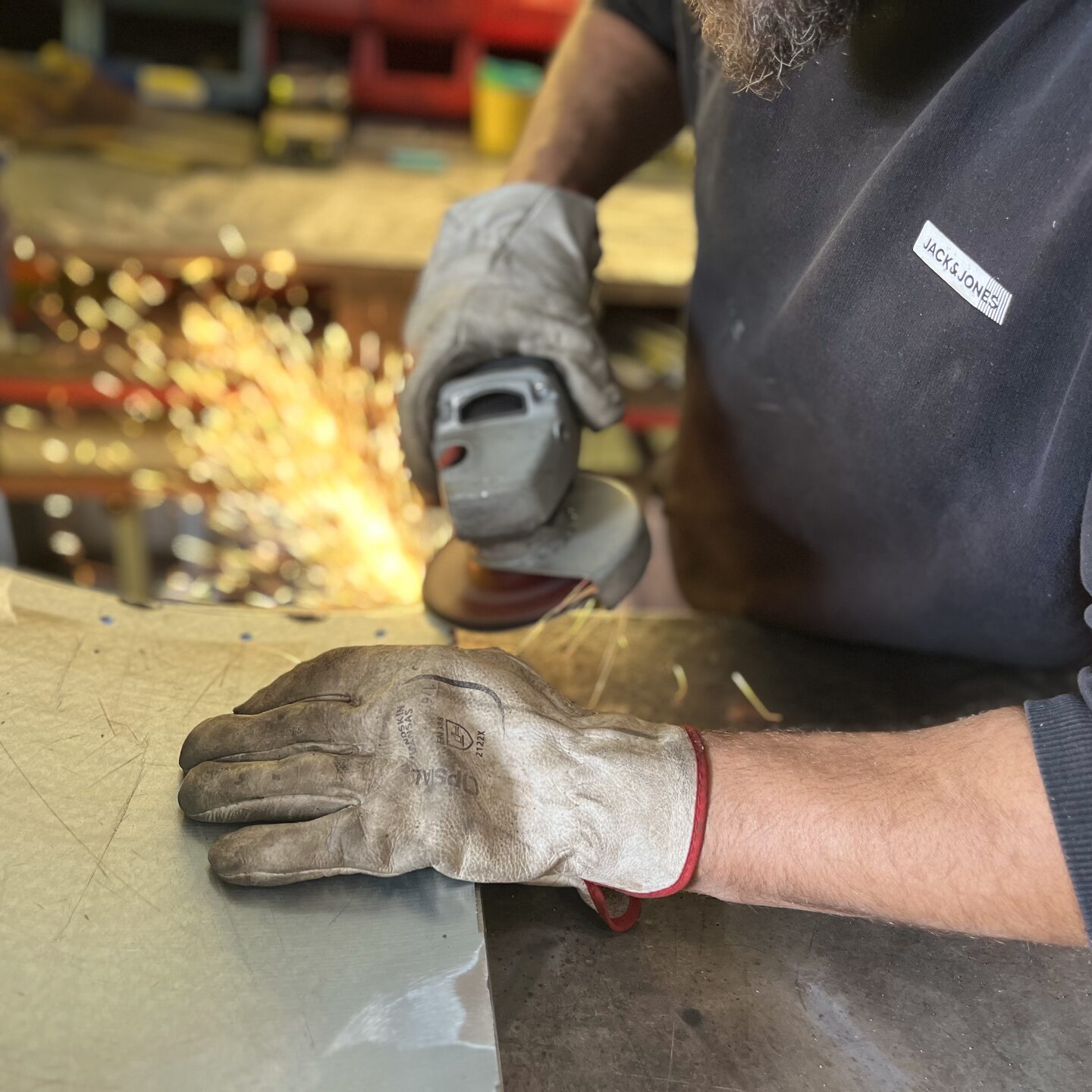 Opérateur de l'atelier Easy to Change en train de meuler une pièce de cendrier, en Picardie